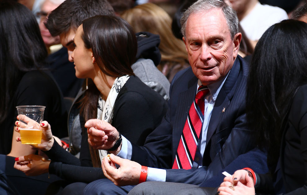 Michael Bloomberg en el partido de los Nets