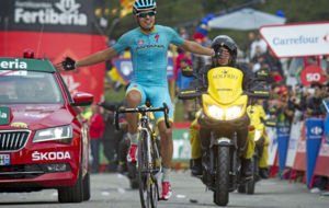 Mikel Landa celebra una victoria de etapa en la Vuelta a Espaa.