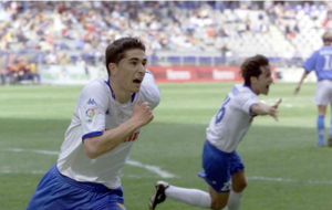 Cani celebra el gol que le marc al Oviedo con Iban Espadas cerca.