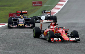 Carlos Sainz persigue a Kimi Raikkonen en el Gran premio de Austin