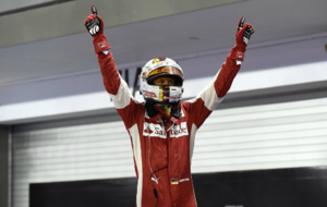 Vettel celebra su triunfo de la pasada temporada en Singapur