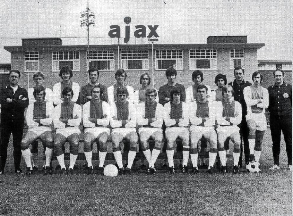 Johan Cruyff hizo su debut con el Ajax de Amsterdam en 1964. Estuvo en...