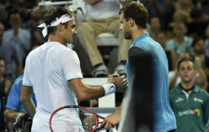 Roger Federer y Grigor Dimitrov se saludan a la conclusin de su...