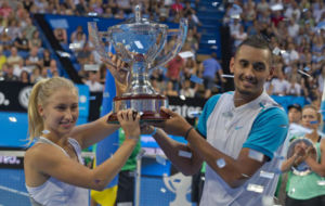 NIck Kyrgios y Daria Gavrilova posan con la copa de campeones.