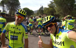Alberto Contador junto a Jess Hernndez en la concentracin que el...