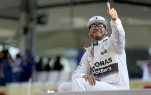 Lewis Hamilton saluda al pblico en el Gran Premio de Abu Dhabi
