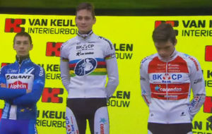 Van der Poel, en el centro del podio de Hellendoorn, con Van der Haar...