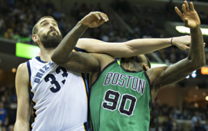Marc Gasol (Grizzlies) luchando con Amir Johnson (Celtics)