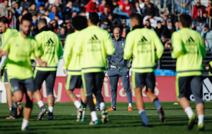 Zidane vigila a sus jugadores durante un entrenamiento.