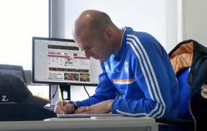 Zidane toma notas durante su etapa como segundo de Ancelotti con...