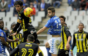 Vallejo intenta despejar un baln en el partido contra el Oviedo.