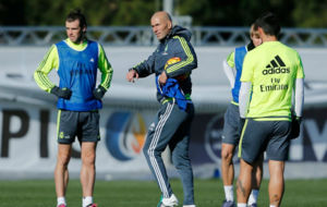 Zidane da instrucciones en el entrenamiento.