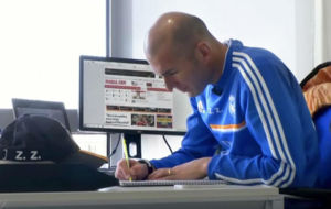 Zidane analiza los informes del rival durante su etapa con Ancelotti....