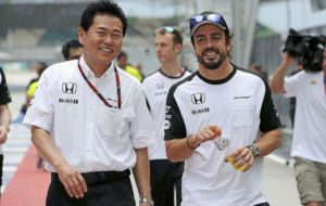 Yasuhisha Arai y Fernando Alonso, durante un gran premio de la...