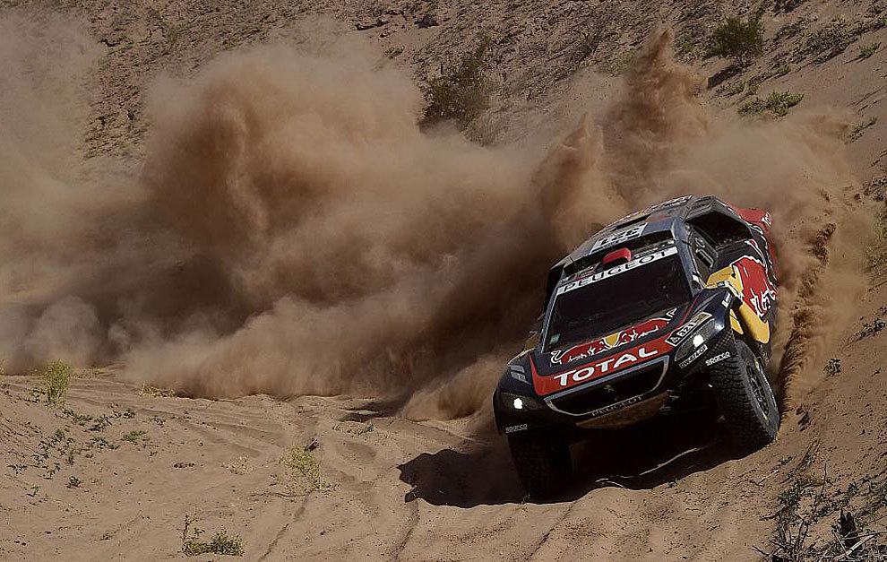 Cyril Despres toma un curva con su Peugeot sobre las dunas