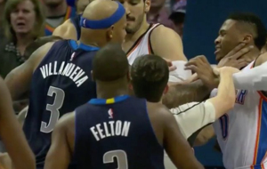 Charlie Villanueva (Mavericks) agarrando del cuello a Russell...
