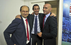 Castro, Emery y Monchi, en la firma de la renovacin del entrenador.