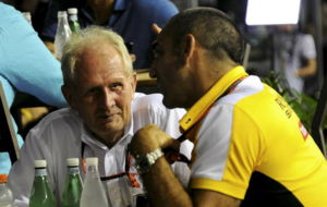 Helmut Marko charla con Ciryl Abiteboul, director de Renault Sport F1,...