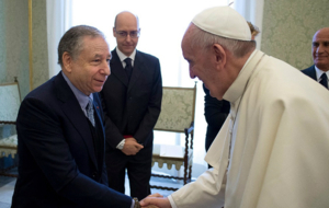 Jean Todt estrecha la mano al Papa Francisco I en su visita al...