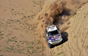 Nasser Al-Attiyah, pilotando su Mini durante la undcima etapa del...