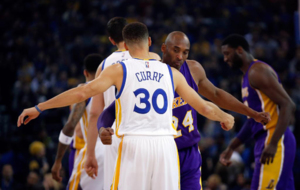 Kobe Bryant y Stephen Curry saludndose