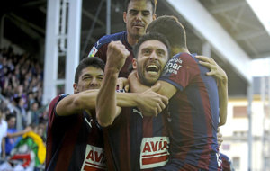 Borja Bastn celebra un gol con el Eibar.