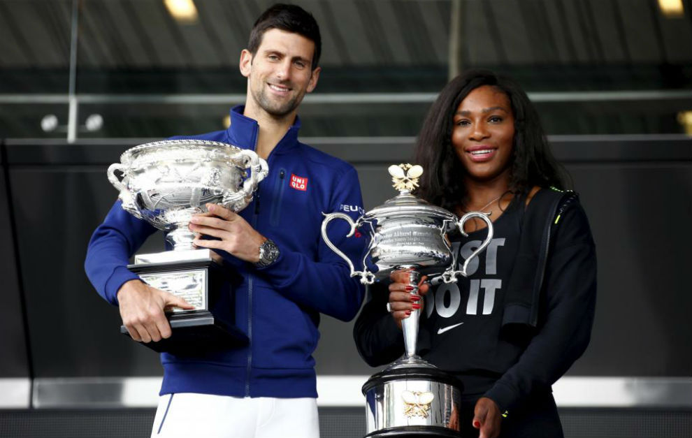 Novak Djokovic y Serena Williams posan con sus trofeos de vigentes...