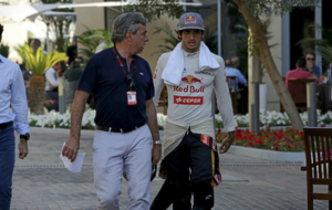 Carlos Sainz, junto a su padre en el paddock del Gran Premio de Abu...