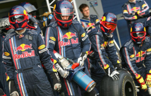 Operarios de Red Bull aguardan al monoplaza de Vettel en los...