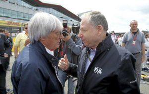Bernie Ecclestone y Jean Todt charlan en el Gran Premio de Gran...