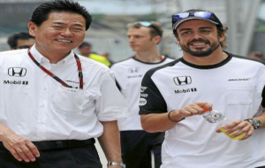 Yasuhisha Arai y Fernando Alonso, durante un gran premio de la...