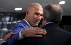 Zidane hablando con Florentino Prez el da de su presentacin.