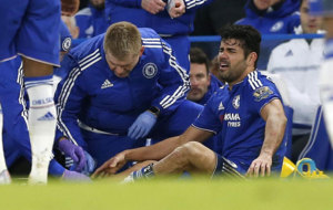 Diego Costa, atendido por los mdicos del Chelsea.