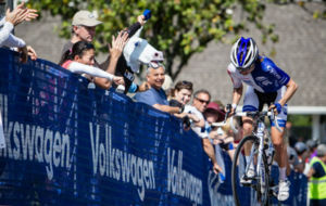 Katie Hall, vencedora del Tour de San Luis Femenino, ataca en la etapa...