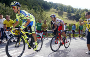Rafal Majka en la Vuelta a Espaa, perseguido por Daniel Moreno.