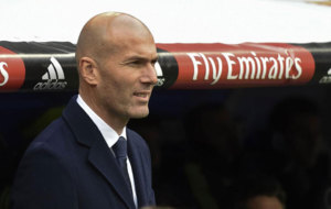 Zidane, en el banquillo antes del encuentro ante el Sporting.