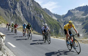 Imagen del pasado Tour de Francia con Chris Froome a la cabeza por...