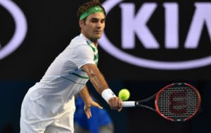 Federer se dispone a impactar la pelota con el revs