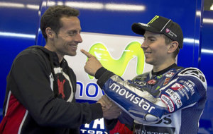 Jorge Lorenzo seala a Marc Rovira en el box de Movistar Yamaha.