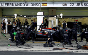Fernando Alonso, durante el pasado G.P. de Abu Dhabi, 19 prueba del...
