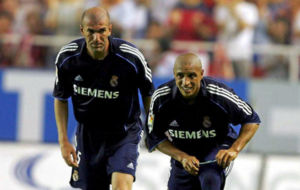 Zidane y Roberto Carlos, en una imagen de la temporada 2005-06.