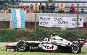 David Coulthard se sale de la pista durante el GP de Argentina de...