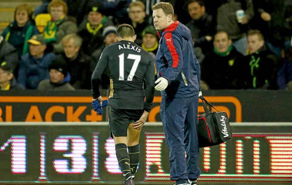 Alexis se retira lesionado ante el Norwich.