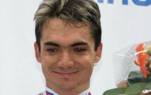 Robert Sassone, con el maillot de campen del mundo obtenido en 2001.