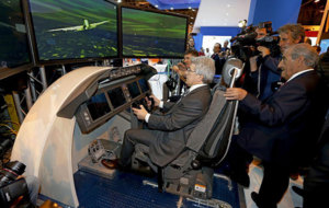 Enrique Cerezo este viernes en FITUR en un simulador de vuelo de Air...