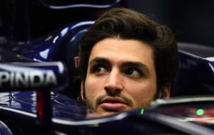 Carlos Sainz, metido en su monoplaza de Toro Rosso en el Gran Premio...
