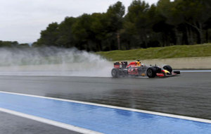 Daniel Ricciardo, con el Red Bull durante los test de Pirelli