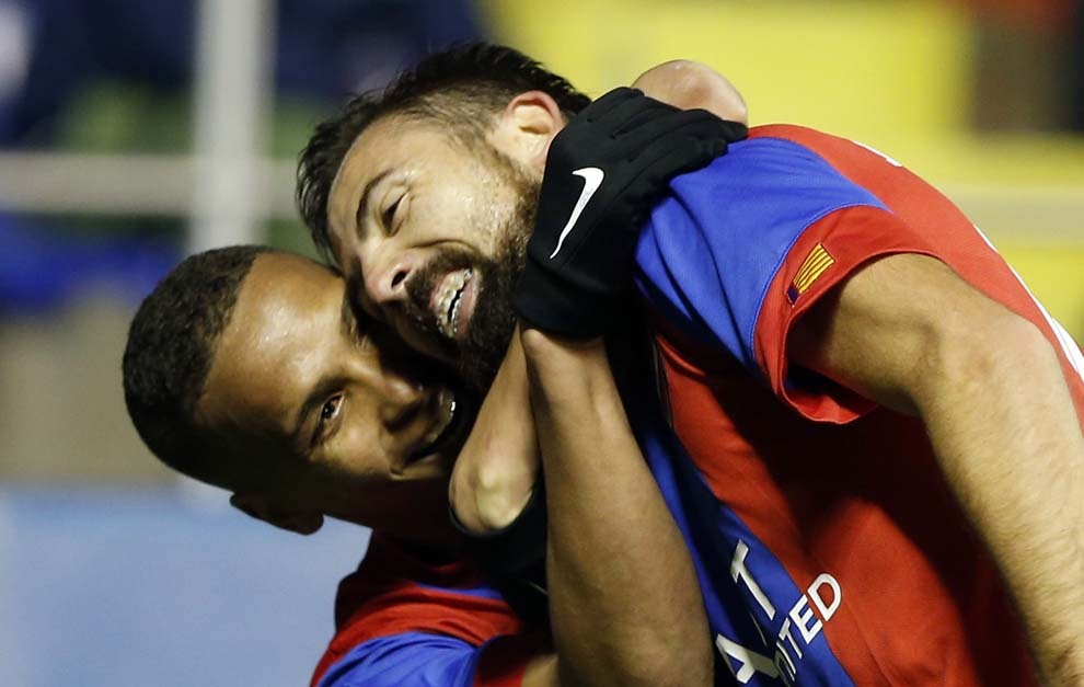 Deyverson abraza a Morales, protagonista de la victoria del Levante.