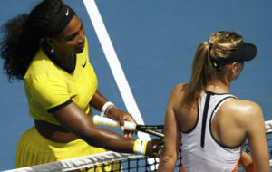 Serena saluda a Sharapova en la red