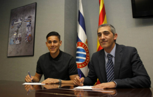 Duarte (izquierda) firma su contrato hasta 2019.